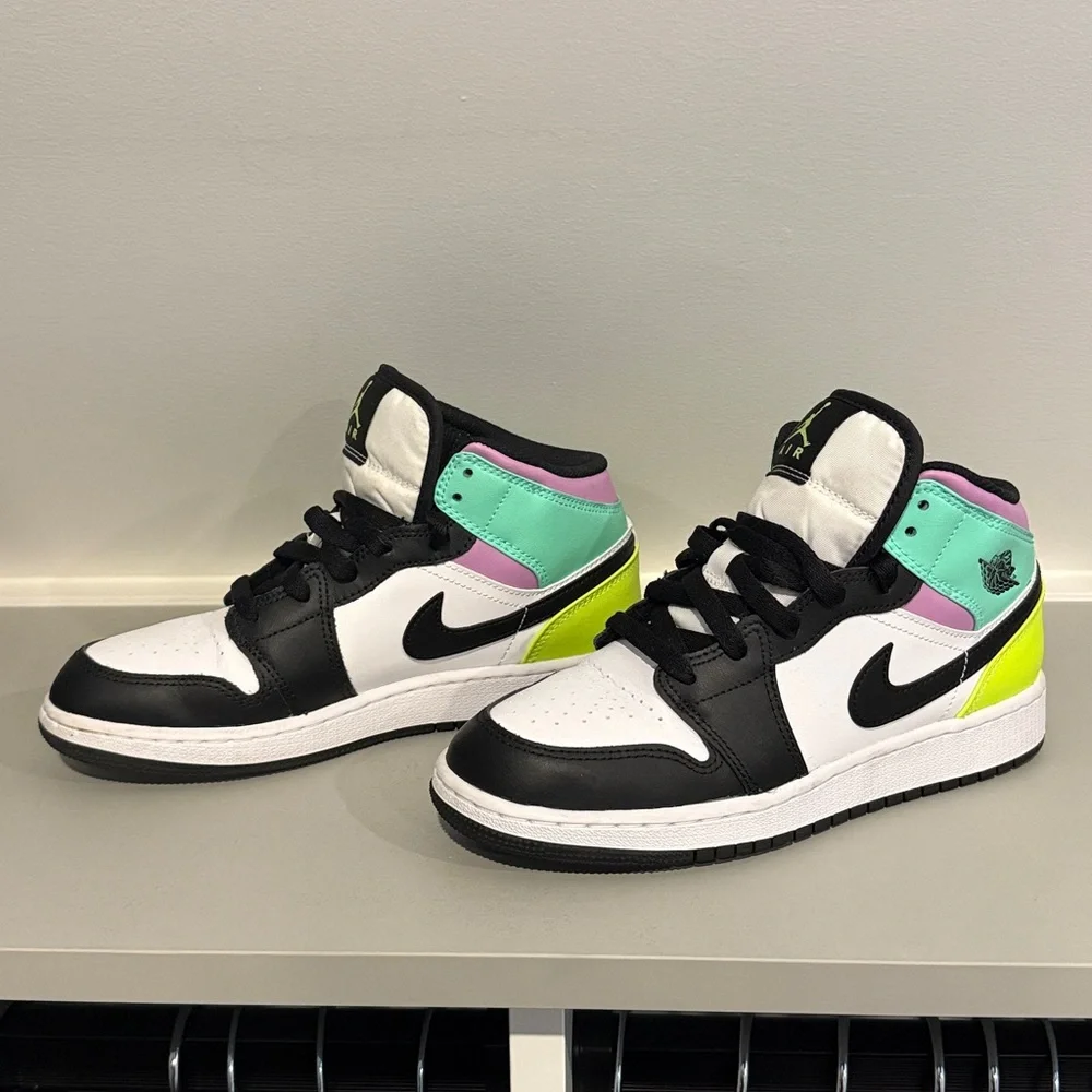 Jordan Kids Sneakers in Pastel and Black - Picture 3 of 7